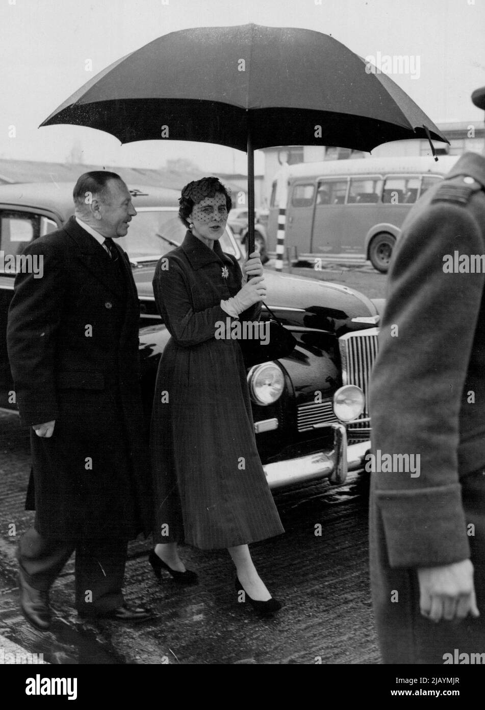 Duchess in the Rain - la Duchessa di Kent detiene un ombrello quando arriva all'aeroporto di Londra questa mattina (sabato) per volare a Dorchester per pagare la sua prima visita al deposito regentale del reggimento Dorest, di cui è Colonel-in-Chief. Marzo 20, 1954. (Foto di Reuterphoto). Foto Stock
