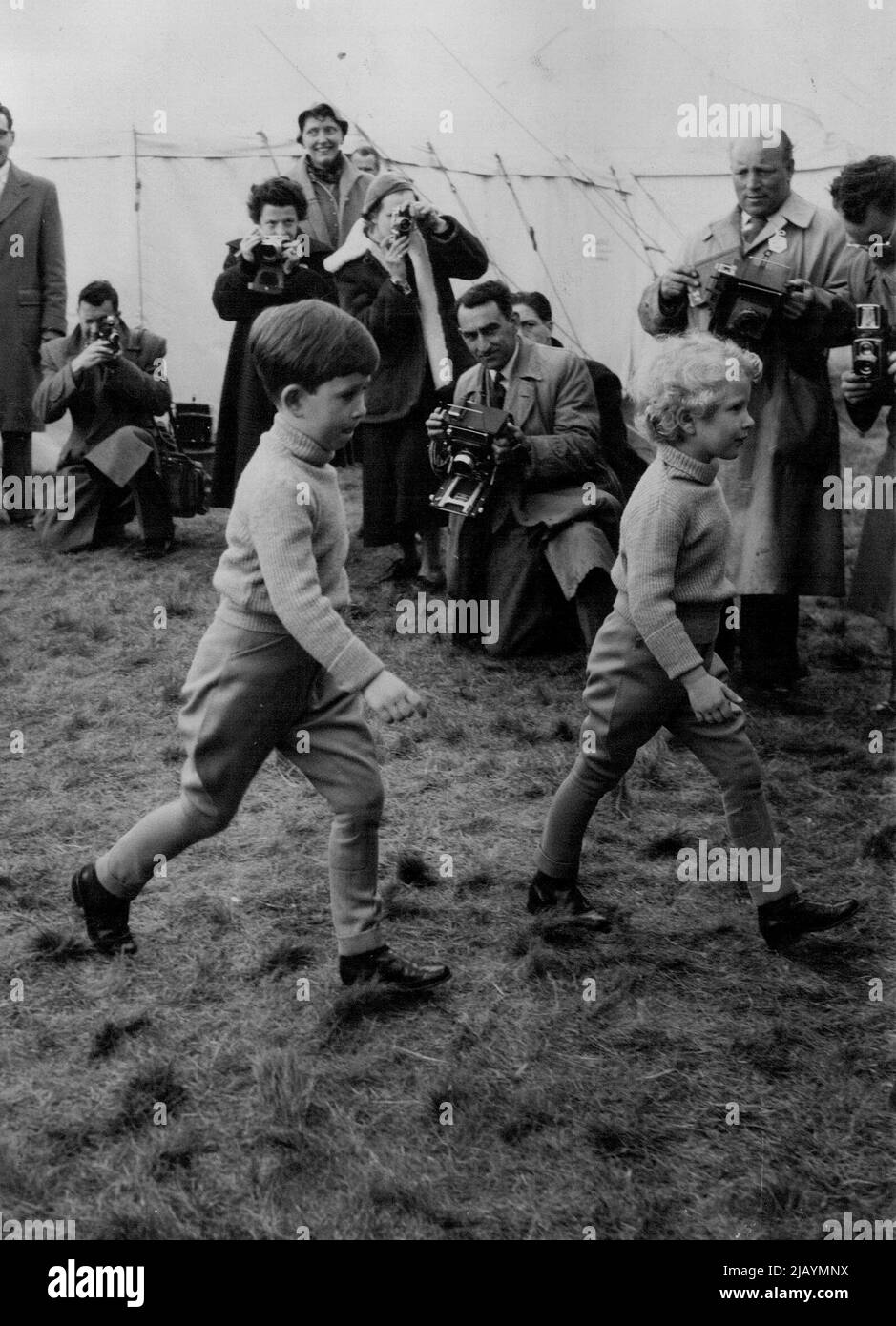 Prince Charles & Princess Anne - insieme 1950 a 1960 - Royalty britannica. Luglio 19, 1955. (Foto di Daily Mirror). Foto Stock