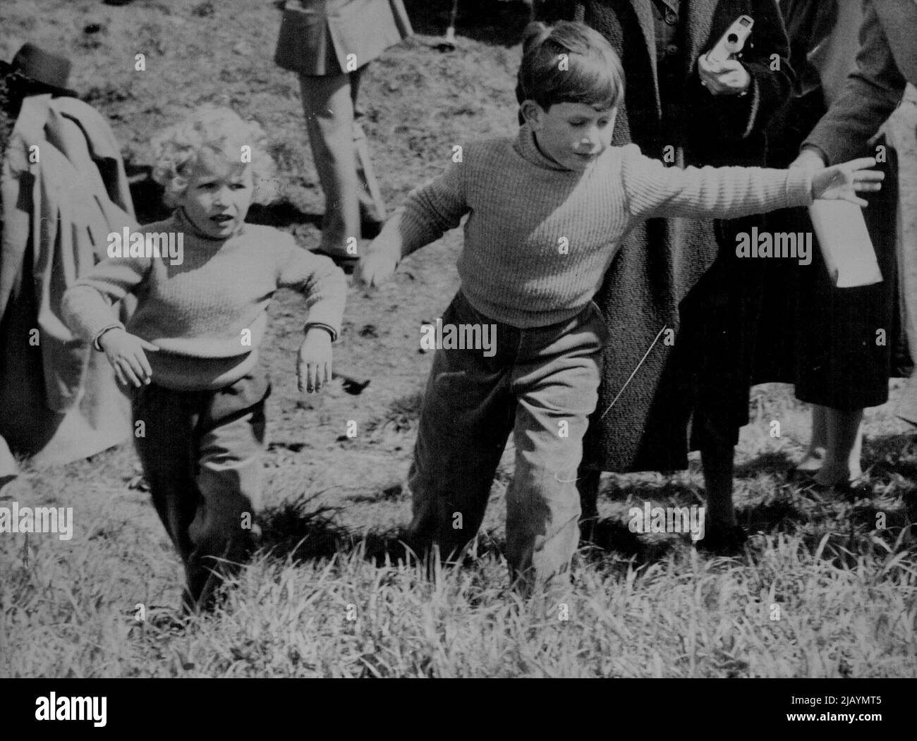Al Horse Show -- il Principe Carlo, in Corduroy slacks e Sweater con la Principessa Anne al terzo giorno delle prove Cavallo europee a Windsor Great Park oggi, 20 maggio. Agosto 24, 1955. Foto Stock