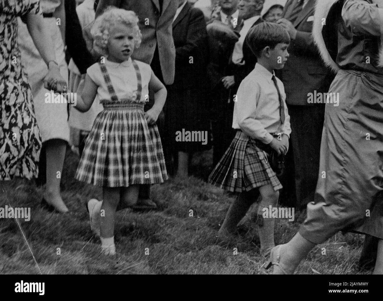 Principessa Anna in un ***** pinafore, e il Principe Carlo ***** kilt, andò di ***** Organizzato dal loro Granny - la Regina Madre - al Castello di Abergeldie in Scozia. Avevano bancarelle proprie alla fiera. Agosto 22, 1955. (Foto di Daily Mirror). Foto Stock