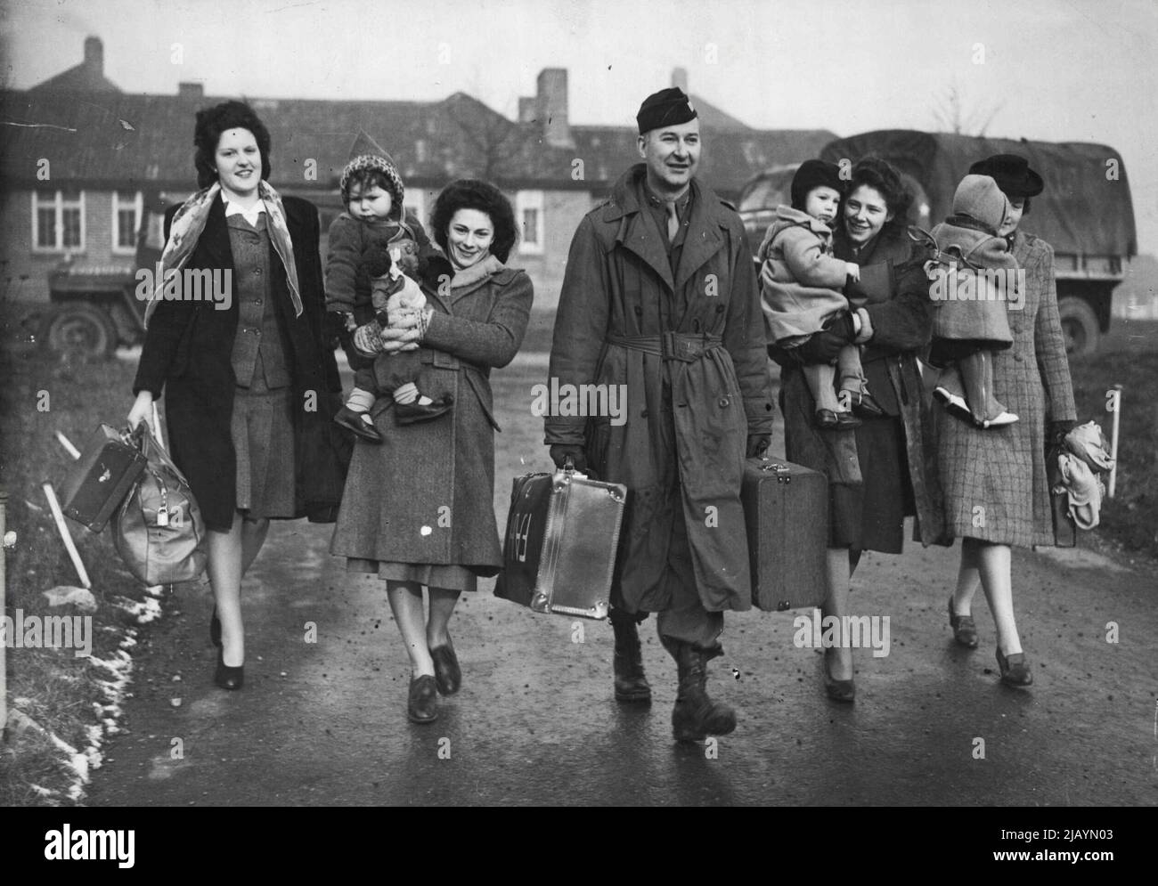 G.I. Brides arriva al campo di ricevimento - i primi arrivi al campo di ricevimento Pernam Downs con il capitano Frank Barbour, ufficiale che comanda Perham Downs. Le prime spose G.I. e i loro figli arrivarono oggi, martedì, a Perham Downs, Tidworth, Hants, per fare un breve soggiorno in un campo di accoglienza prima di navigare da Southampton alle loro nuove case negli Stati Uniti. Gennaio 22, 1946. Foto Stock