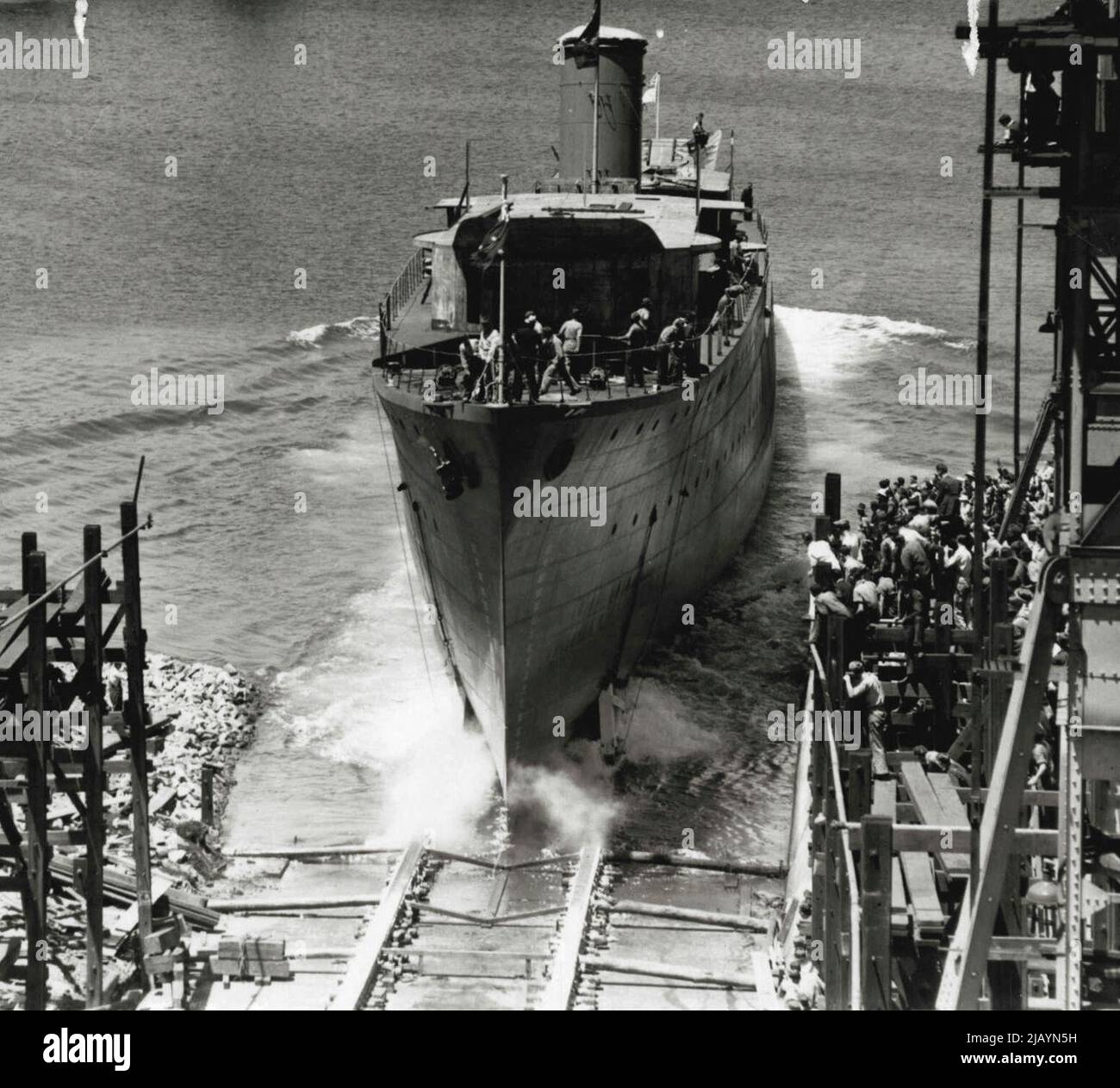 Per Censor: Una nave navale lanciata dalla sig.ra F.M. La moglie del ministro dell'esercito di Forde è completamente acqua sopportata dopo un lancio perfetto. Febbraio 7, 1942. Foto Stock
