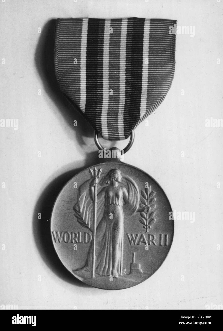 Per la Medaglia -- Medaglia della Vittoria inviata al Sig. H.T. Parrott, Junction rd Waitara, ex ingegnere capo con le forze americane nel sud-ovest del pacifico e ha servito anche in Austriaci troopships, come ufficiale di ingegnere. Medal ha una figura che tiene un tridente in una mano e la corona di alloro nell'altra, e dall'altra parte United States Merchant Marine 1941-1945. Inviato a lui pochi giorni fa dall'America. Ottobre 22, 1948. Foto Stock