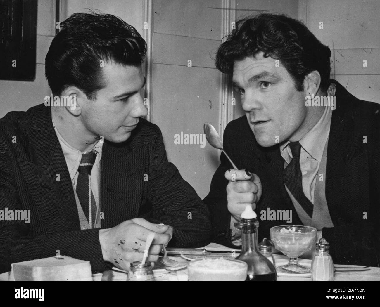 Non c'è niente di simile a una mancia o a due da un uomo che conosce tutte le risposte. E qui c'è Terry Ratcliffe, il giovane e intelligente welterweight di Brastol, che ha ricevuto un buon consiglio sul tavolo da pranzo su come diventare un campione di Freddie Mills, quell'heared ring character che ha portato il titolo mondiale di peso leggero in Gran Bretagna. Freddie mantiene ancora il suo primo in scintilla in palestra, e Terry è tra i partner che ne beneficiano. Febbraio 06, 1951. (Foto di Daily Mirror). Foto Stock