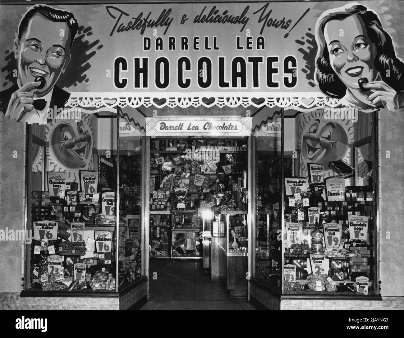 Darrell Lea, quindi (1952). Una delle grandi icone australiane, i cui negozi sono stati stravaganzas inconfondibili di merchandising lilly garish per più di 60 anni, ha deciso di prendere il salto nella pubblicità. La mossa è quella di impedire a Darrell Lea di diventare "un dinosauro", secondo le parole di un dirigente senior. Darrell Lea, che ha introdotto gli australiani alle gioie di mangiare chockies miste indietro nel 1927 (e che forse ha mantenuto una generazione di dentisti australiani nel commercio), può ancora andare forte, ma è preoccupato che la sua immagine iconica può essere vulnerabile. Giugno 1, 1952. (Foto di Howard ha Foto Stock