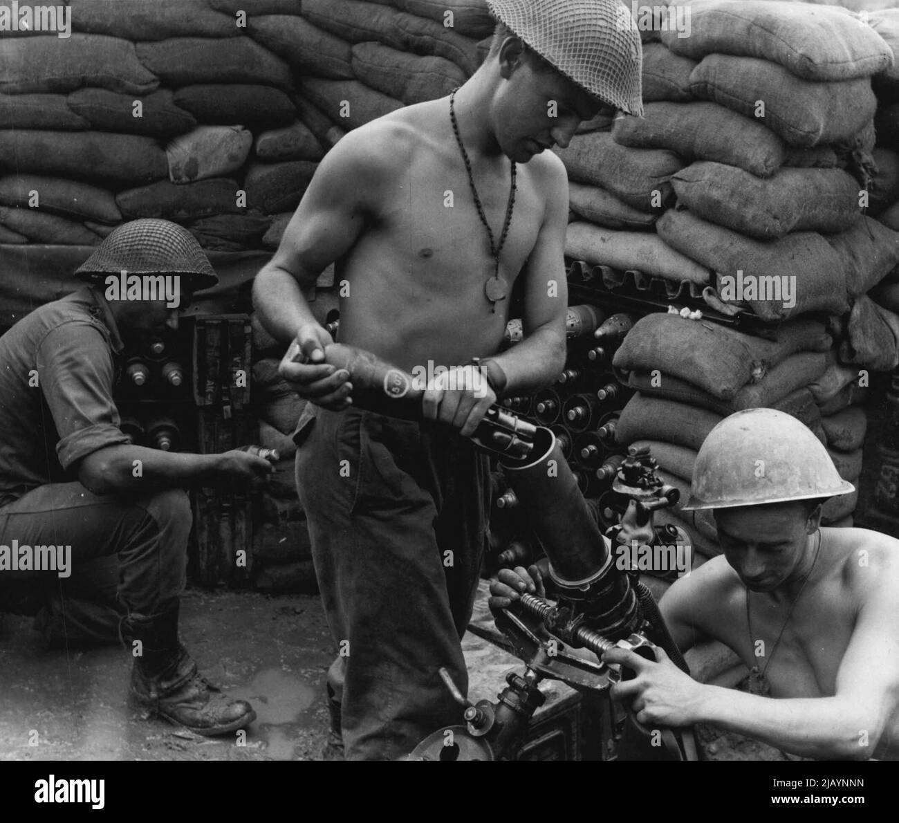 Una per 'Charley'. In procinto di mandarne uno dalla loro posizione di mortaio bunkered sul ***** Fronte sono (da sinistra a destra) Pte Ray Bowda di Nambour Q., Pte Wally ***** Di Tumut NSW con la bomba, e Rte R 'Jock' Sherwood di Bendigo Vic allineando le viste. Questi scavatori sono con 2 BN rar. Agosto 05, 1953. (Foto di pubbliche relazioni H.Q. C.O.R.). Foto Stock
