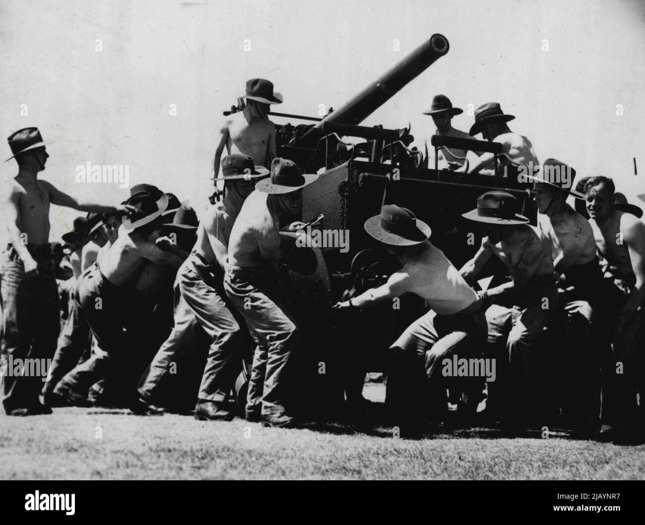 A. Gunnery for New Recruits -- apprendisti universali, chiamati 12 giorni fa, imparando armi da fuoco anti-air-craft su cannoni mobili da 3 poll. Vicino Melbourne oggi. Ottobre 22, 1940. Foto Stock