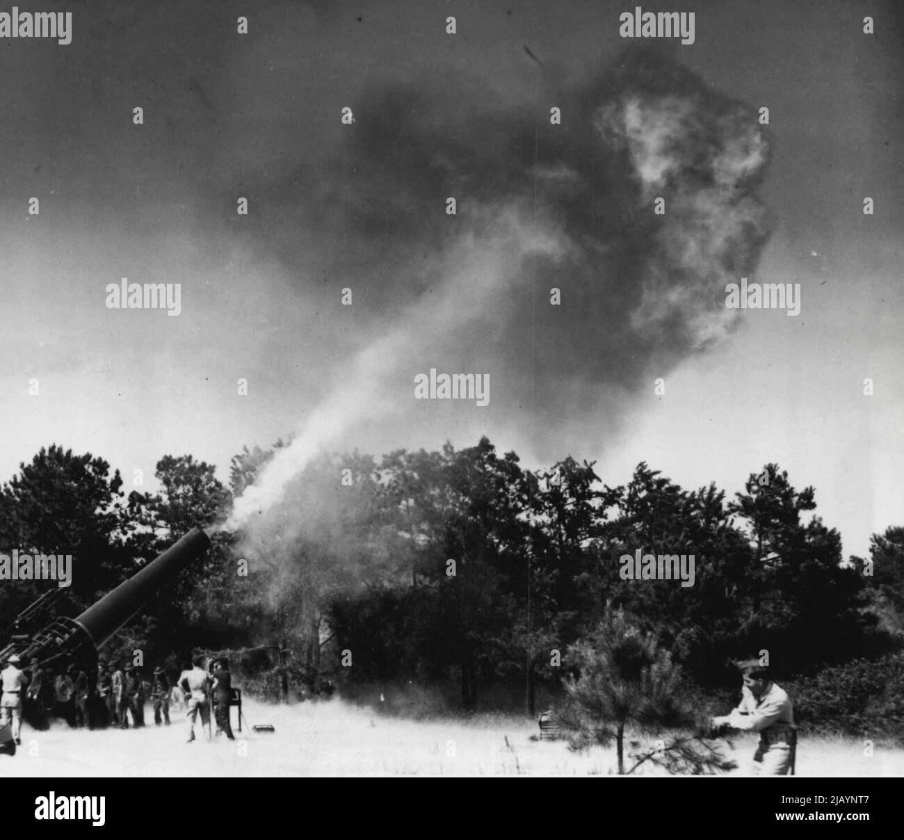 L'esercito spara 16 pollici howitzer in pratica off Coast Fort Story, VA., -il potente 16 pollici howitzer Coast arma di difesa arruolato durante la pratica bersaglio da Battery 'A', 246th Coast Artillery, giugno 10. Questa è la prima volta che l'enorme arma da difesa viene sparata dal 1933. La stima dell'esercito per colpo è $2,000. Giugno 10, 1941. (Foto di Acme). Foto Stock