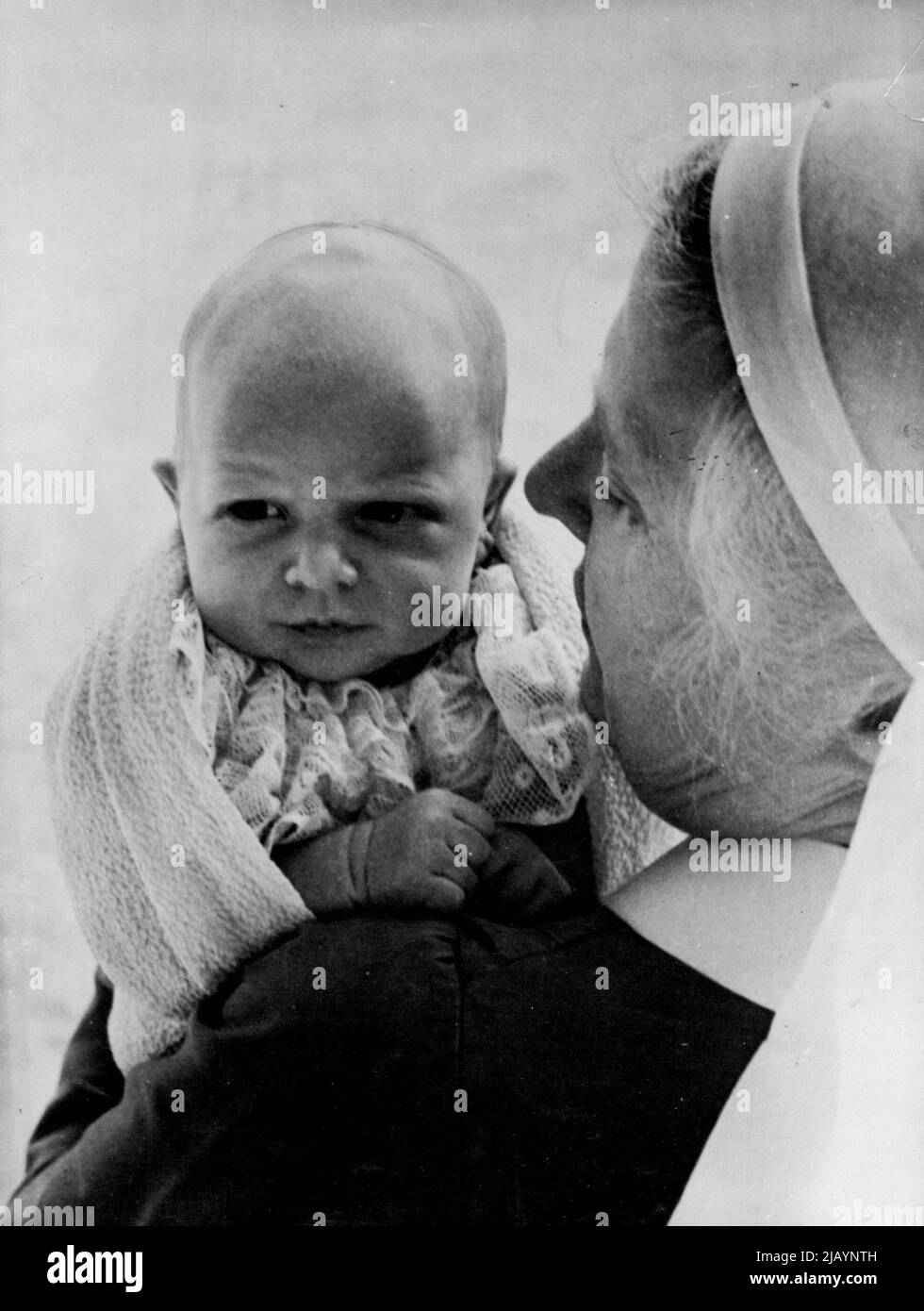 Prima immagine della principessa Anne -- la principessa Anne, figlia della principessa Elizabeth e del duca di Edimburgo, è vista nelle braccia della sorella Helen Rowe, infermiera-in-carica, in questa fotografia di Cecil Beaton fatta alla casa di Clarence, Londra, settembre 14. Il bambino, che sarà conosciuto come la principessa Anne Elizabeth Alice Louise di Edimburgo. È nato a Clarence House il 15 agosto 1950. Suor Rowe frequentò il primo figlio della Principessa Elisabetta, il Principe Carlo, che avrà due anni a novembre. Settembre 15, 1950. (Foto di stampa associata). Foto Stock