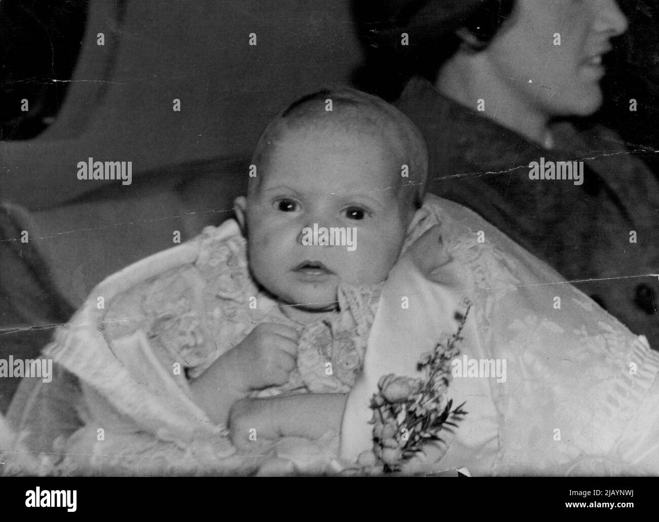 La principessa Anne guarda fuori dalla finestra della sua auto come lei lascia Buckingham Palace ottobre 21 alla fine della sua cerimonia Christenine in una cabina convertita lì. La cerimonia è stata eseguita dall'arcivescovo di York. Cyril Forster Garbett. I nomi completi del bambino reale sono Anne Elizabeth Alice Louise. Giornata della principessa. La principessa Anne, Cren, nella sua infanzia, è curiosa dei suoi dintorni mentre lascia Buckingham Palace in auto, il 21 ottobre, dopo la sua cerimonia di battesimo che è stata eseguita dal Garbett Forster. I nomi completi del bambino reale sono Anne Elizabeth Alice Louise. Ottobre 21, 1950. (Foto Foto Stock