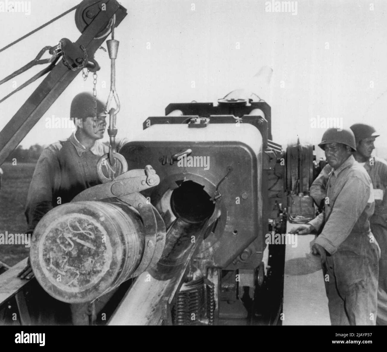 Carica il cannone atomico -- i soldati caricano una conchiglia da 12 pollici nel nuovo grande cannone atomico dell'esercito durante una dimostrazione dell'arma al terreno di prova di Aberdeen, Md. Il guscio può essere sparato 20 miglia e l'esercito dice che la pistola è estremamente preciso a lungo raggio. Settembre 29, 1952. (Foto di AP Wirephoto). Foto Stock