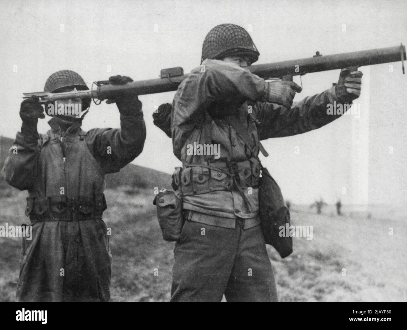 Bazooka 'giocatori' in Gran Bretagna l'ultima arma americana -- la Bazooka Gun -- è ora apparsa con l'attrezzatura dei soldati statunitensi in Gran Bretagna. La pistola è azionata da due uomini e spara un razzo con grande effetto su carri armati e pillbox. Altri dettagli sono segreti. Luglio 1, 1945. (Foto di stampa associata). Foto Stock