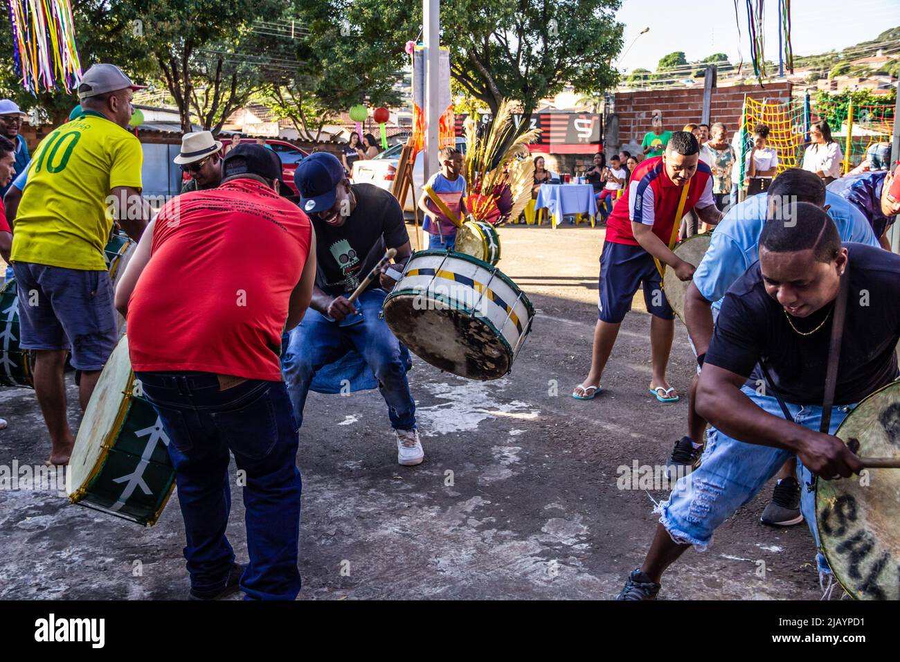 Goiania, Goiás, Brasile – 22 maggio 2022: Un gruppo di rivelatori, con strumenti a percussione, che provano per i Congadas di Goiânia. Foto Stock