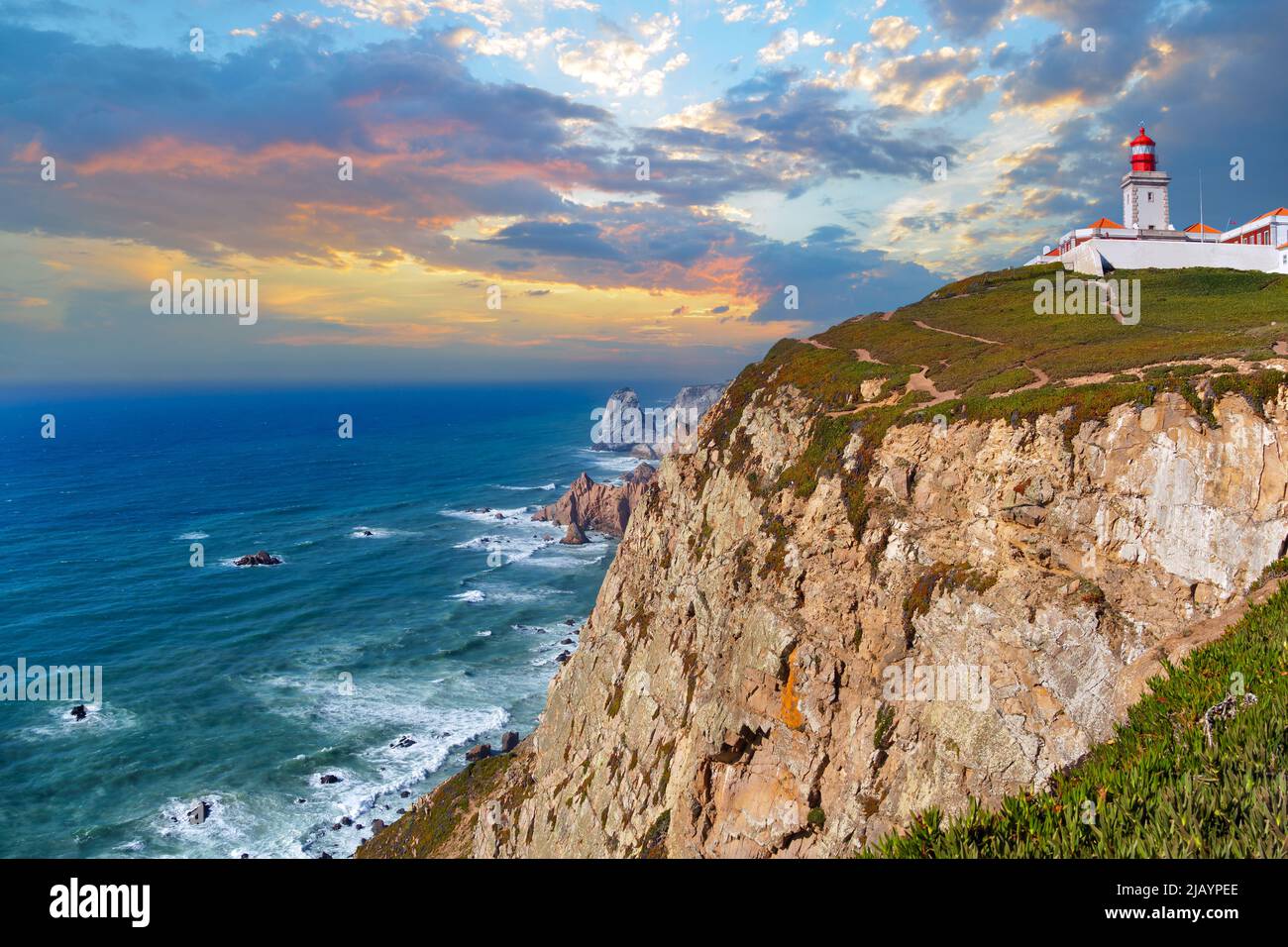 Vista panoramica dell'Oceano Atlantico e delle coste rocciose a Capo Roca in Portogallo. Il faro di Cabo da Roca in cima a Capo Roca. Comune di Sintra Foto Stock