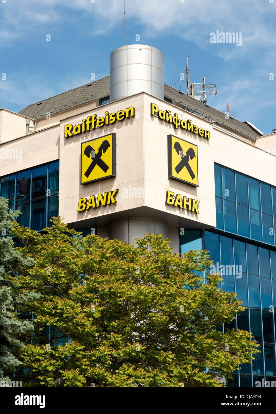 Logo e segnaletica Raiffeisen Bank sull'esterno dell'edificio degli uffici a Sofia, Bulgaria, Europa dell'Est, Balcani, UE Foto Stock