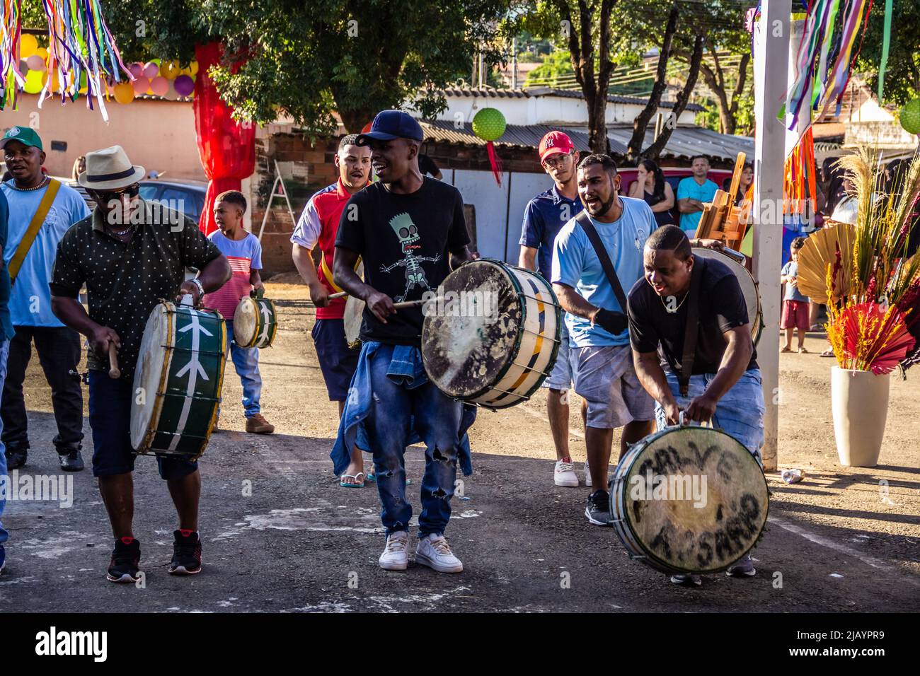 Goiania, Goiás, Brasile – 22 maggio 2022: Un gruppo di rivelatori, con strumenti a percussione, che provano per i Congadas di Goiânia. Foto Stock