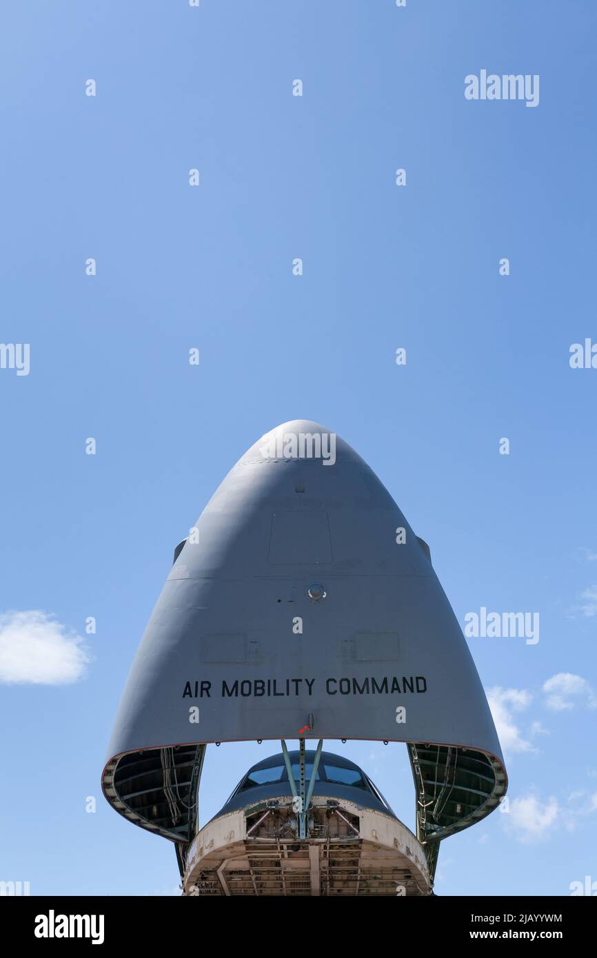 L'ogiva di un Lockheed Martin C-5M Super Galaxy con il 312th Airlift Squadron della United States Air Force Reserve, sollevato sopra l'abitacolo Foto Stock