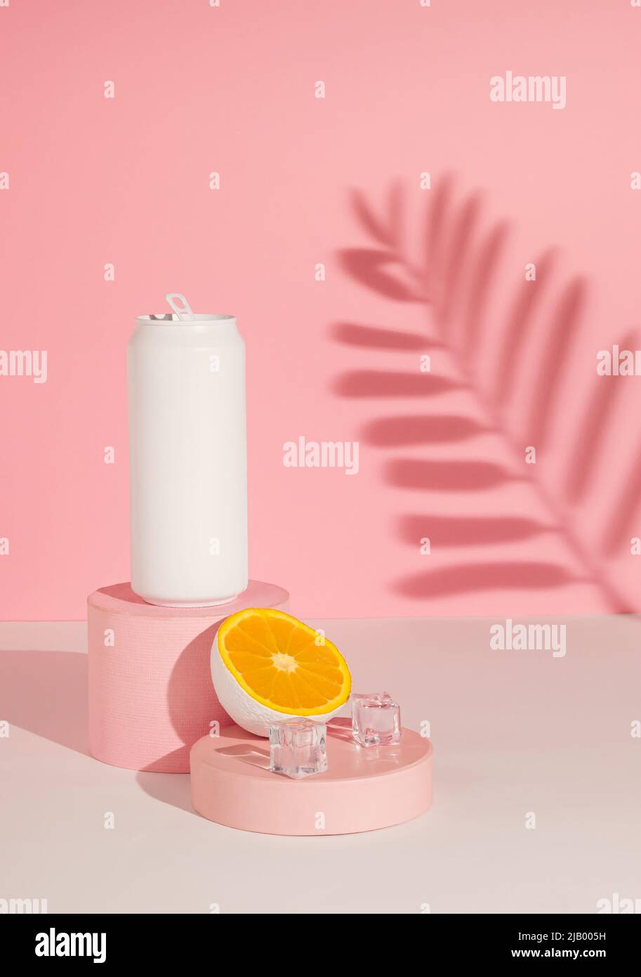Lattina di colore bianco con taglio a metà frutto arancione sul podio prodotto e ombra. Drink estivo dal concetto minimale. Rosa estetica. Foto Stock Lattina di colore bianco con taglio a metà frutto arancione sul podio prodotto e ombra. Drink estivo dal concetto minimale. Rosa estetica. Foto Stock