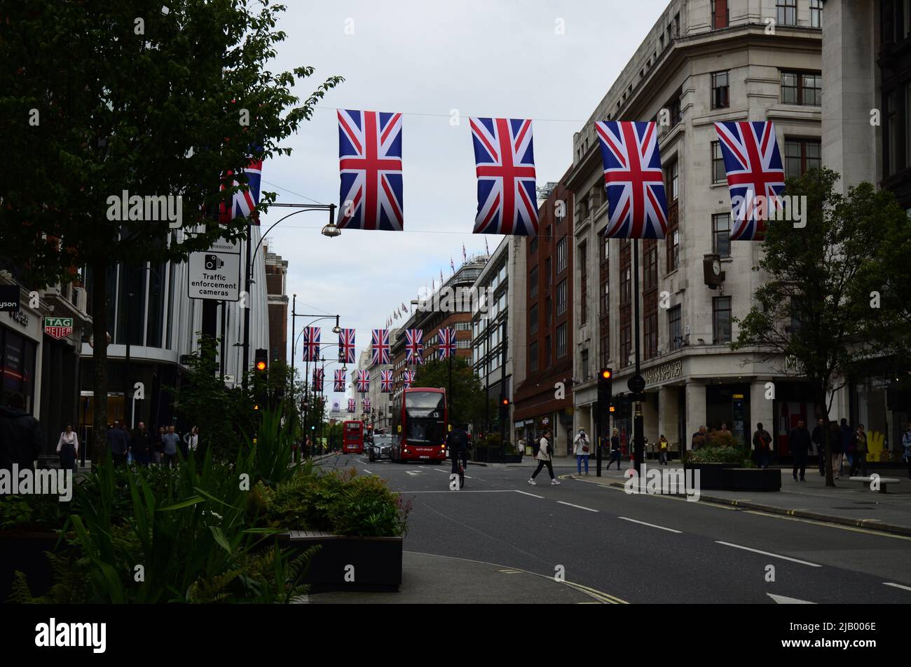 London City, Regno Unito -1 giugno 2022: Londra, Bond Street flag decoration. Bandiere britanniche appese sulle strade di Londra. Union Jack bandiera triangolare decorazione esterna Foto Stock
