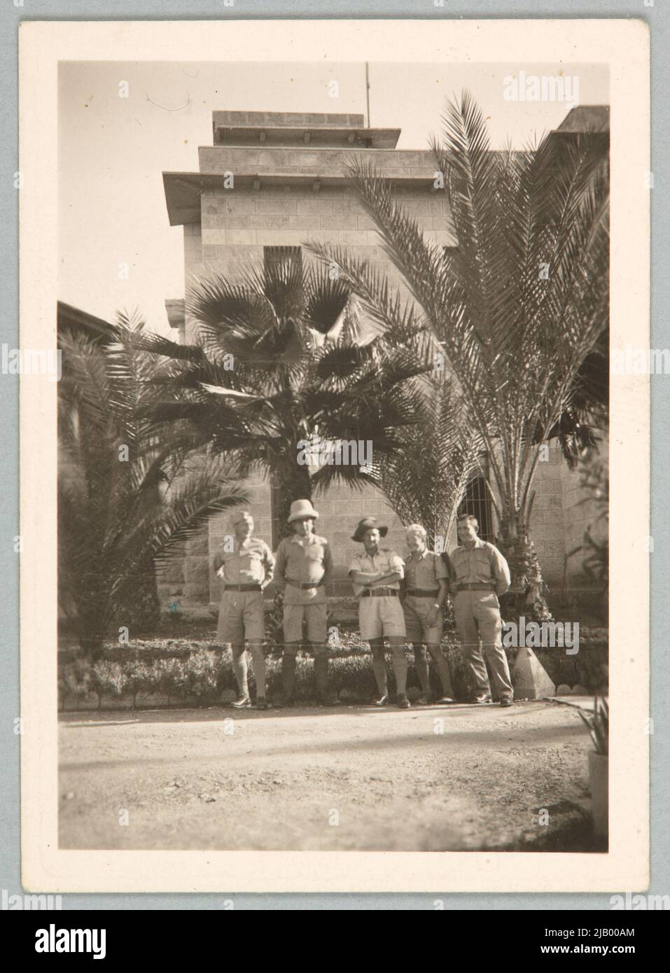 Uomini nel giardino di fronte al monastero trappista nel Lazio vicino Emmaus sconosciuto Foto Stock