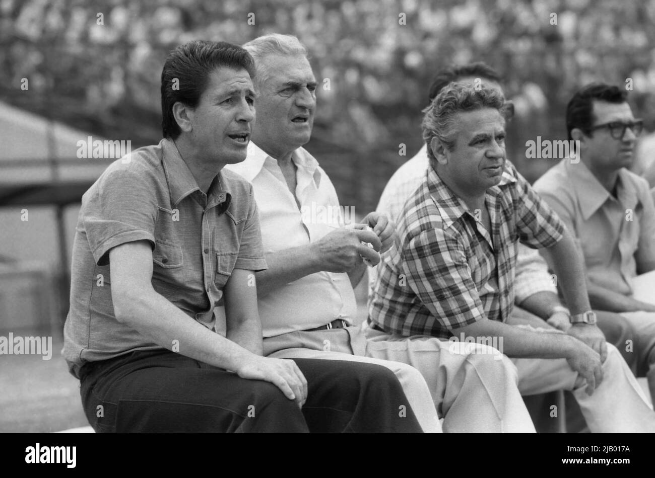 Bucarest, Romania, circa 1974. Prima in panchina, allenatore di 'Steaua Bucuresti', Gheorghe Constantin. Foto Stock