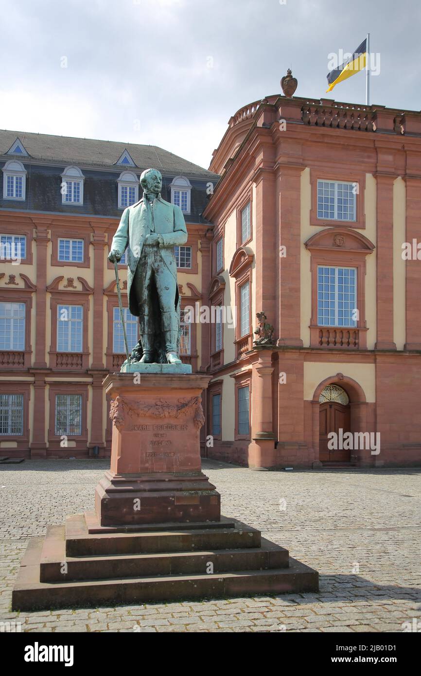 Monumento al duca di Baden Karl Friedrich al palazzo di Mannheim, Assia, Germania Foto Stock