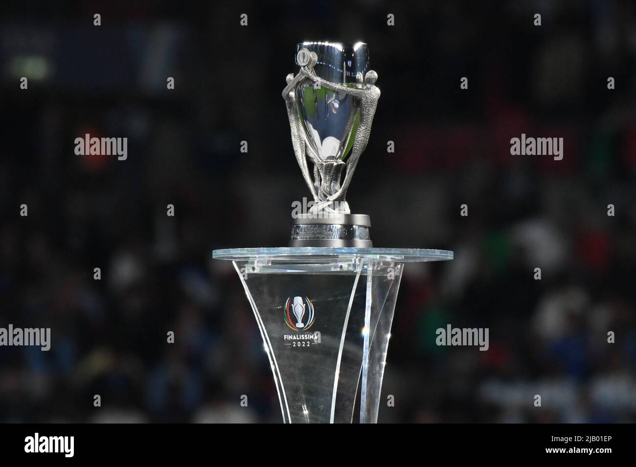 WEMBLEY, INGHILTERRA - 1 GIUGNO: Il trofeo Finalissima si vede dopo la partita tra Italia e Argentina al Wembley Stadium il 1 giugno 2022 a Wembley, Inghilterra. (Foto di Sara Aribó/PxImages) Credit: PX Images/Alamy Live News Foto Stock