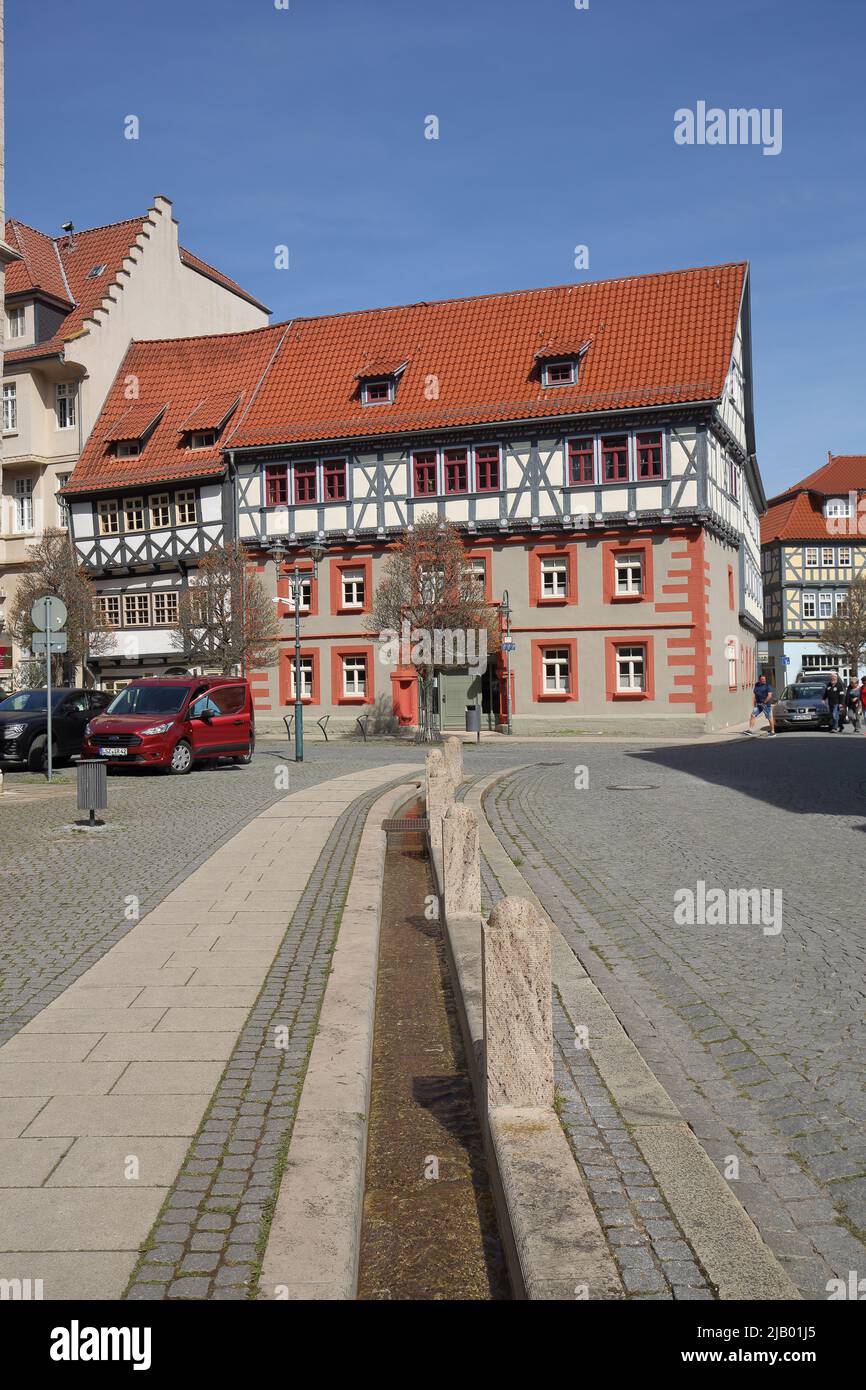 Casa a graticcio e burrone alla Marktkirche a Bad Langensalza, Turingia, Germania Foto Stock