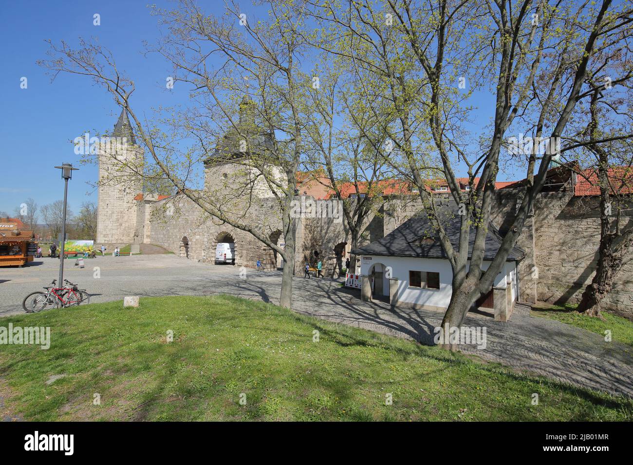 Fortificazione cittadina con Frauentor interno e Rabenturm a Mühlhausen, Turingia, Germania Foto Stock