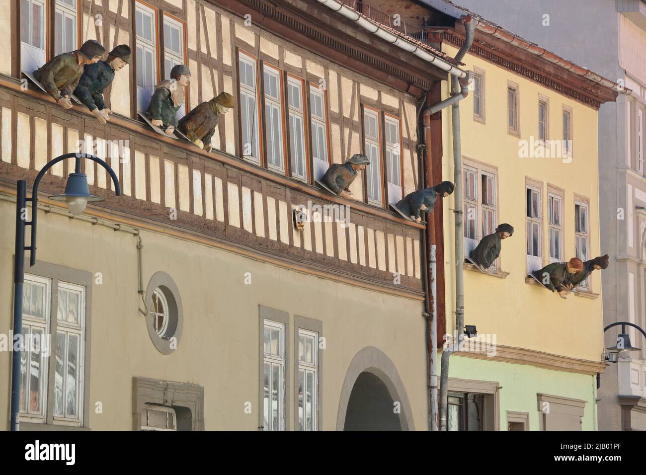 Sculture a grandezza naturale che sporgono da una finestra a Mühlhausen, Turingia, Germania Foto Stock