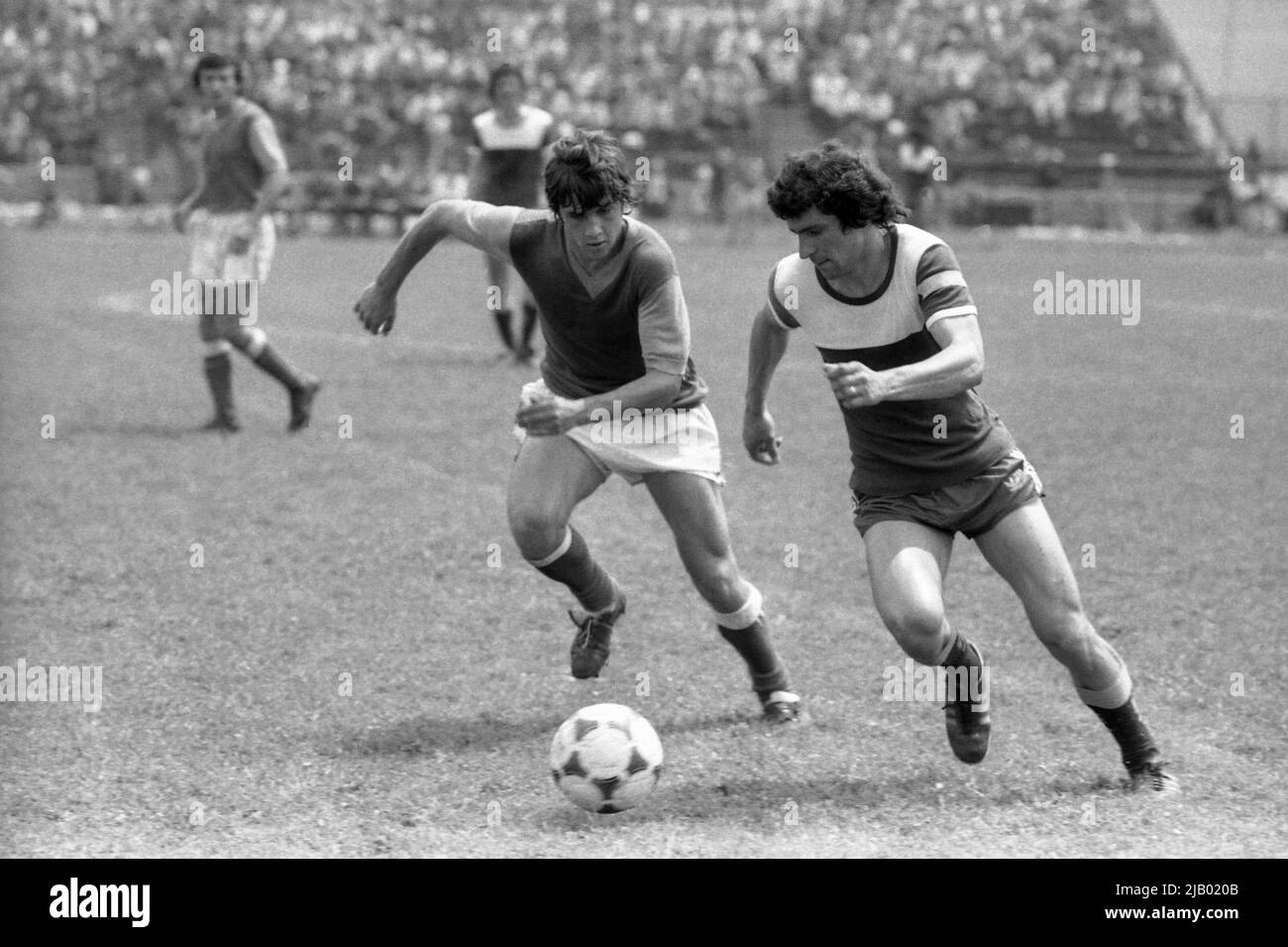Il calciatore rumeno Nicolae Manea (a destra) gioca per 'Rapid Bucuresti', circa 1974 Foto Stock