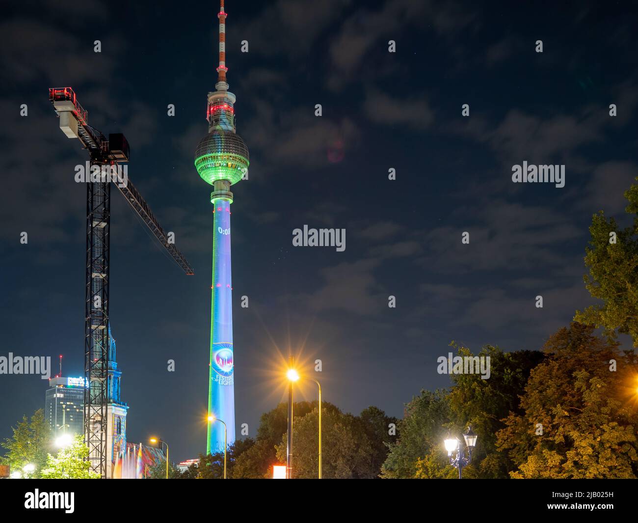 BERLINO, 12 settembre 2021: Festival della luce di Berlino. Alexanderplatz a Berlino, Germania. Torre TV. Foto di alta qualità Foto Stock