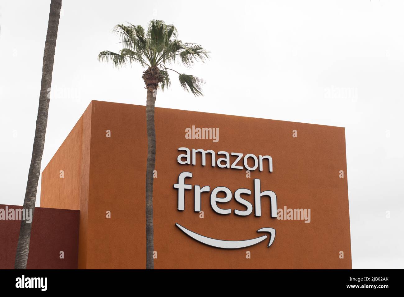 Primo piano del logo Amazon Fresh visto in un negozio di alimentari Amazon Fresh a Irvine, California, domenica 8 maggio 2022. Foto Stock