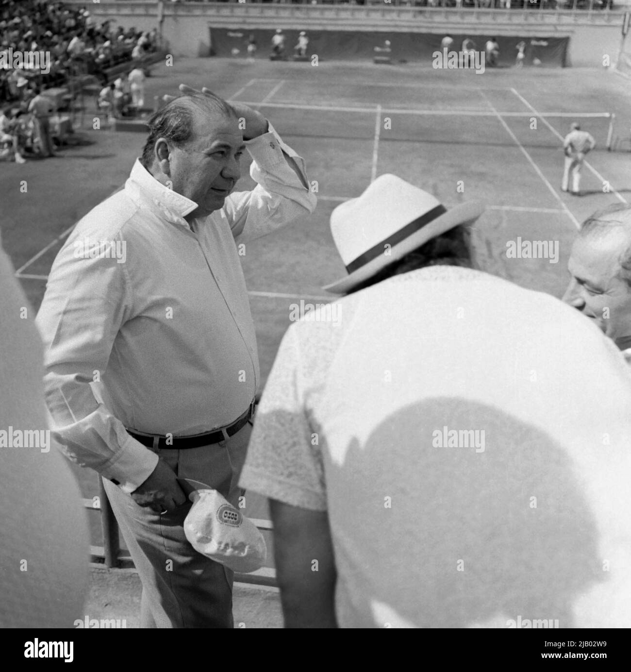 Bucarest, Romania, 1979. Il generale dell'esercito rumeno Marin Dragnea, presidente del Comitato Olimpico rumeno tra il 1974 e il 1984, partecipa a una partita di tennis della Coppa Davis. Foto Stock