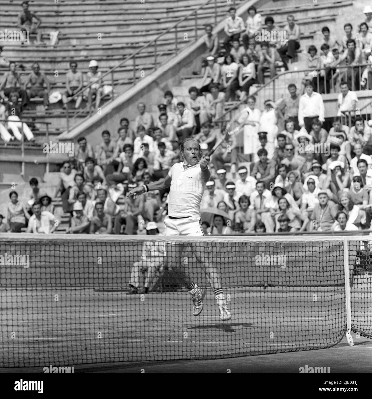 Bucarest, Romania, 1979. Tennista rumeno Traian Marcu durante una partita contro la Svezia nel torneo di Coppa Davis. Foto Stock