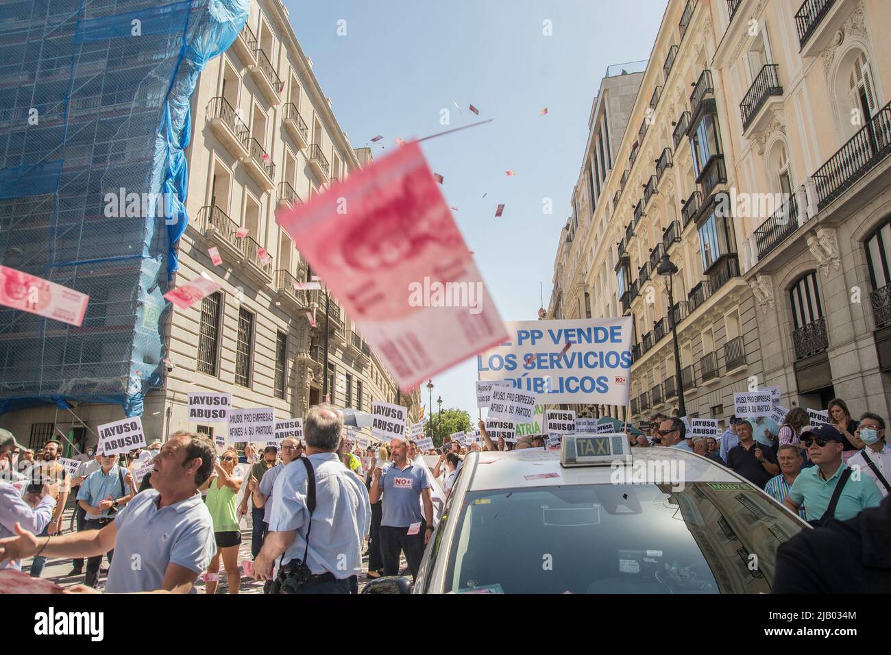 Madrid, Spagna. 01st giugno 2022. Il settore dei taxi ha preso le strade di nuovo questo mercoledì contro l' 'aberrazione' che la modifica della legge sui trasporti approvata dal Consiglio direttivo e che l'Assemblea di Madrid voti domani con cui l'esecutivo regionale regola la situazione dei veicoli di trasporto con i conducenti (VTC) che cerca 'dentro il medio termine per porre fine al taxi'. (Foto di Alberto Sibaja/Pacific Press) Credit: Pacific Press Media Production Corp./Alamy Live News Foto Stock