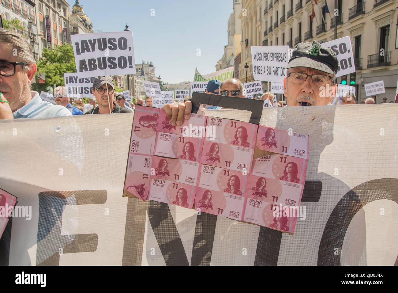 Madrid, Spagna. 01st giugno 2022. Il settore dei taxi ha preso le strade di nuovo questo mercoledì contro l' 'aberrazione' che la modifica della legge sui trasporti approvata dal Consiglio direttivo e che l'Assemblea di Madrid voti domani con cui l'esecutivo regionale regola la situazione dei veicoli di trasporto con i conducenti (VTC) che cerca 'dentro il medio termine per porre fine al taxi'. (Foto di Alberto Sibaja/Pacific Press) Credit: Pacific Press Media Production Corp./Alamy Live News Foto Stock