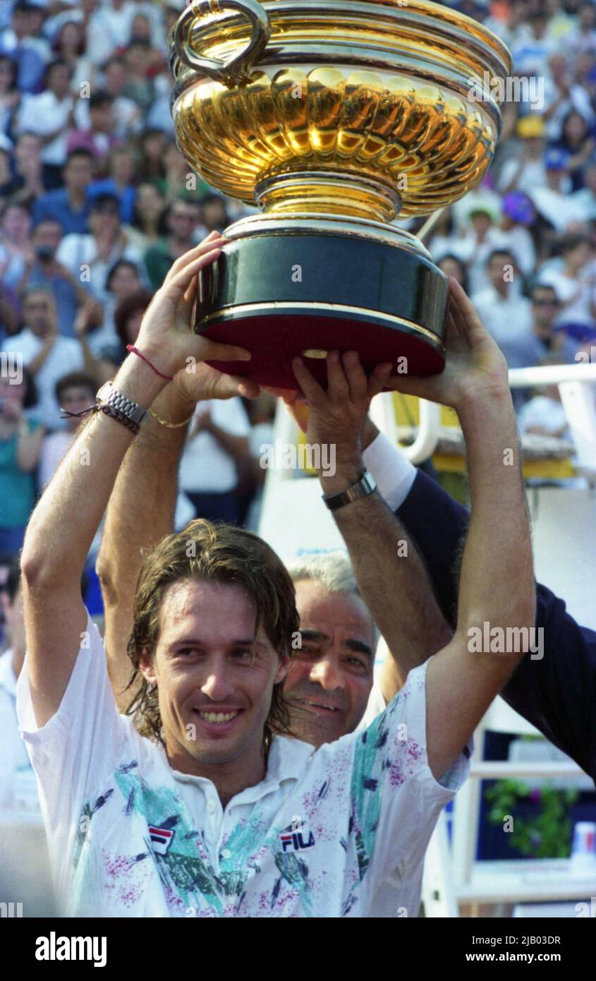 Bucarest, Romania, 1994. Il tennista argentino Franco Davín ha vinto il torneo ATP, dopo una partita finale contro il croato Goran Ivanišević. Foto Stock