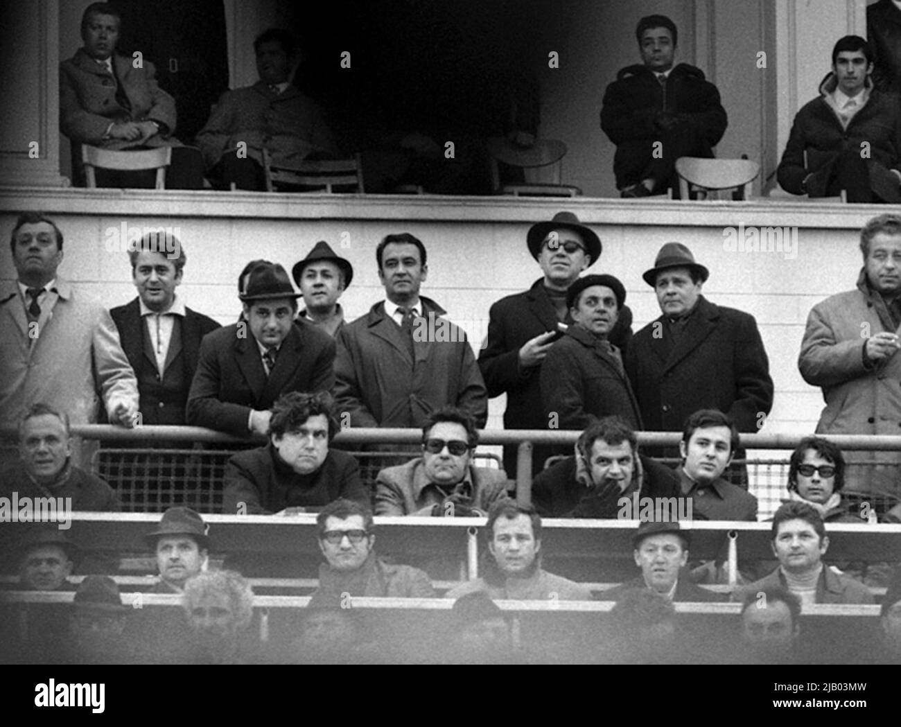 Romania, circa 1975. La galleria stampa di un importante gioco di calcio. Prima fila seduta: Adrian Paunescu, Eugen Barbu, dr. Romulus Balaban, Dumitru Graur. Inferiore: Gheorghe Mitroi (con occhiali) e Gheorghe Nicolaescu (con cappello). Foto Stock