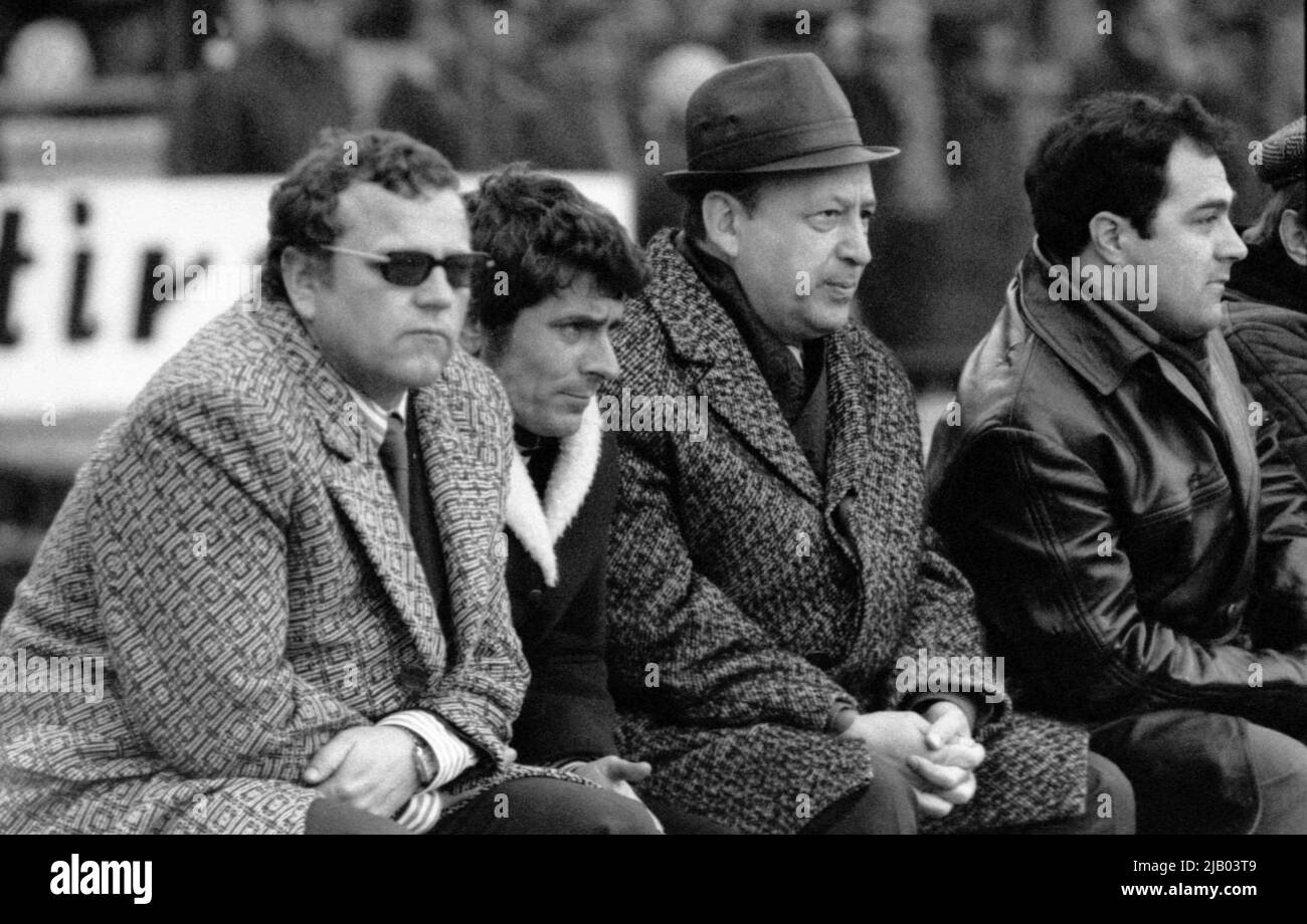 Responsabile del calcio rumeno Liviu Colceriu, con allenatori Ion (Mielu) Voica & Angelo Niculescu, circa 1974 Foto Stock