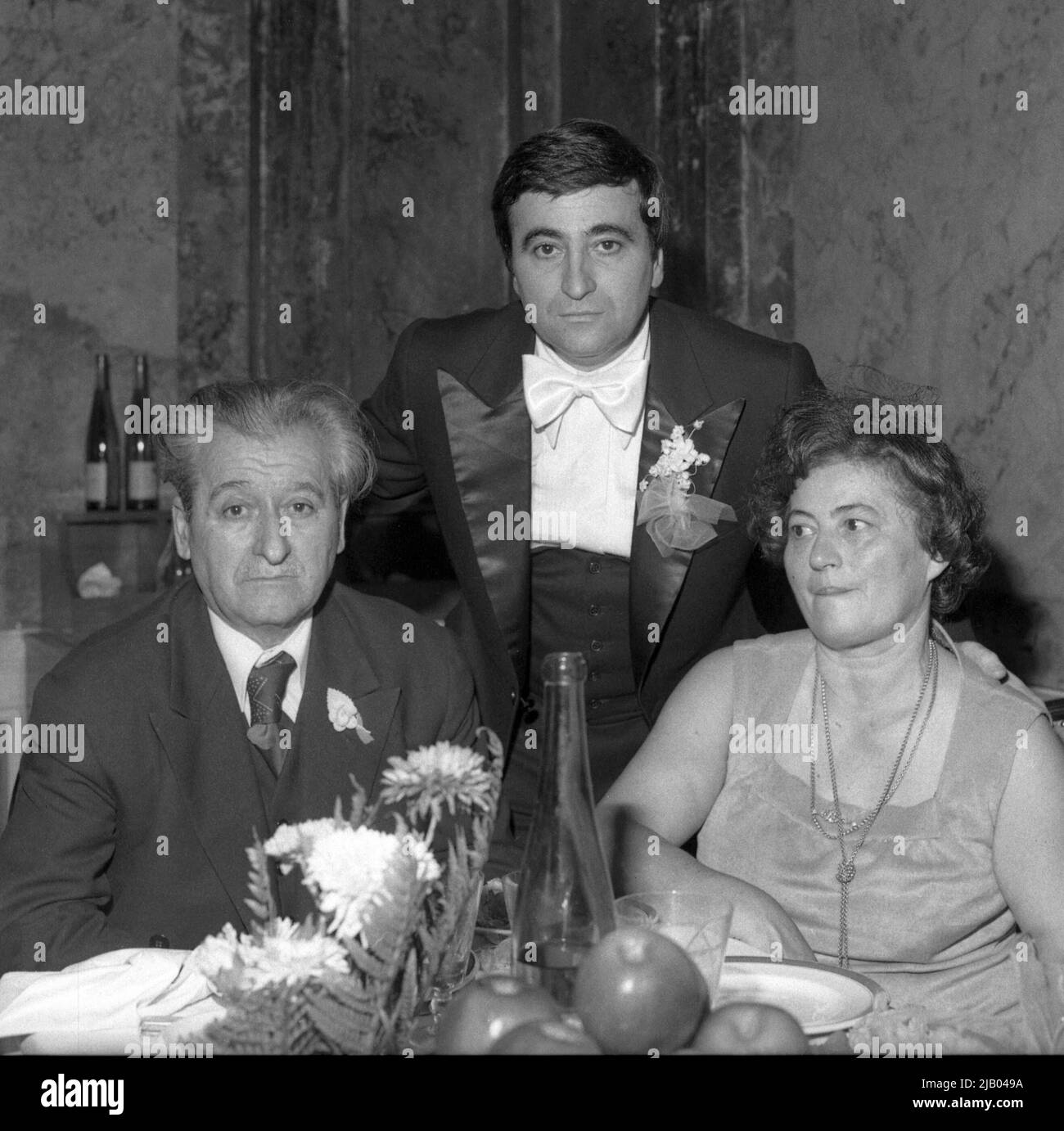 Giocatore di calcio rumeno Viorel Popescu con i suoi genitori alle sue nozze, circa 1976 Foto Stock