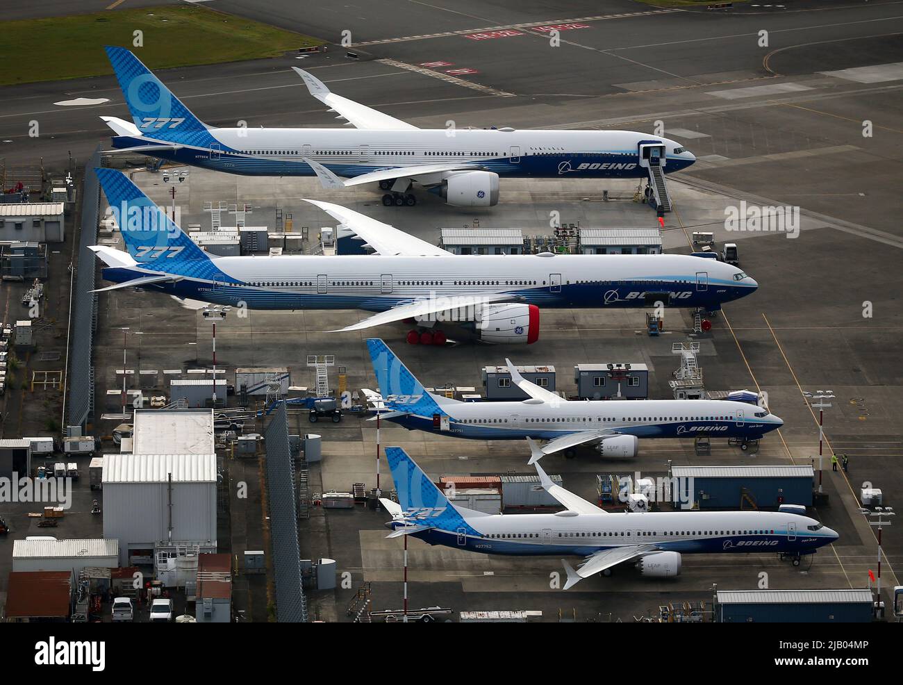 Una vista aerea degli aerei Boeing 777X e Boeing 737 MAX 10 parcheggiati presso l'aeroporto internazionale King County-Boeing Field di Seattle, Washington, U.S, giugno 1; 2022. REUTERS/Lindsey Wasson Foto Stock