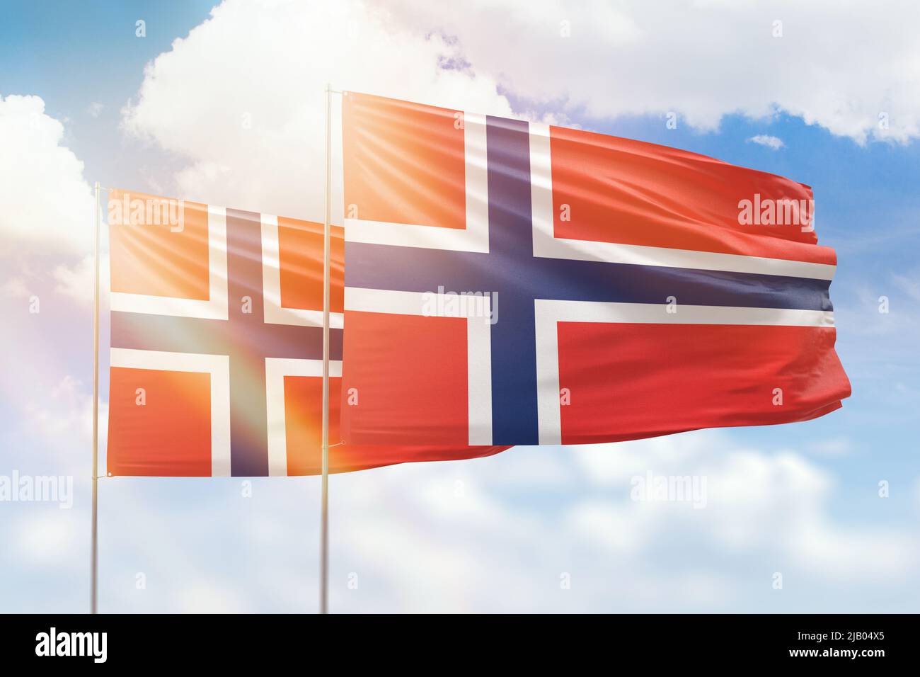 Cielo azzurro soleggiato e bandiere di norvegia e norvegia Foto Stock