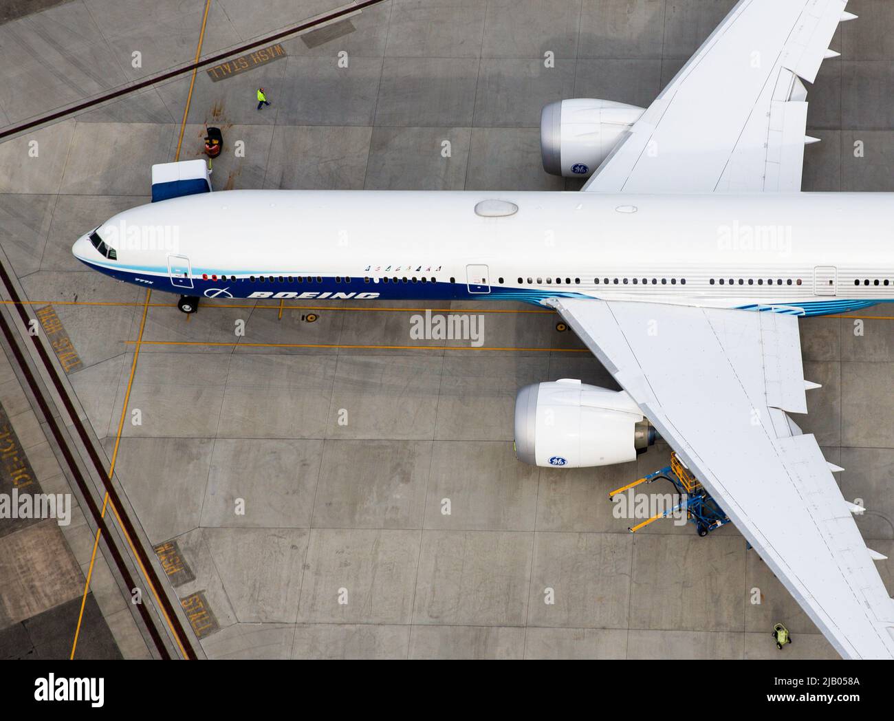 Una vista aerea di un aereo Boeing 777X parcheggiato al King County International Airport-Boeing Field a Seattle, Washington, U.S, 1 giugno 2022. REUTERS/Lindsey Wasson Foto Stock
