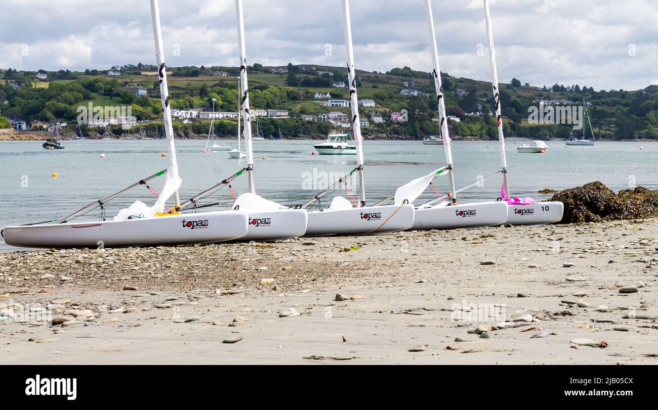Topaz Classe vela dinghy in una linea sulla spiaggia senza persone Foto Stock