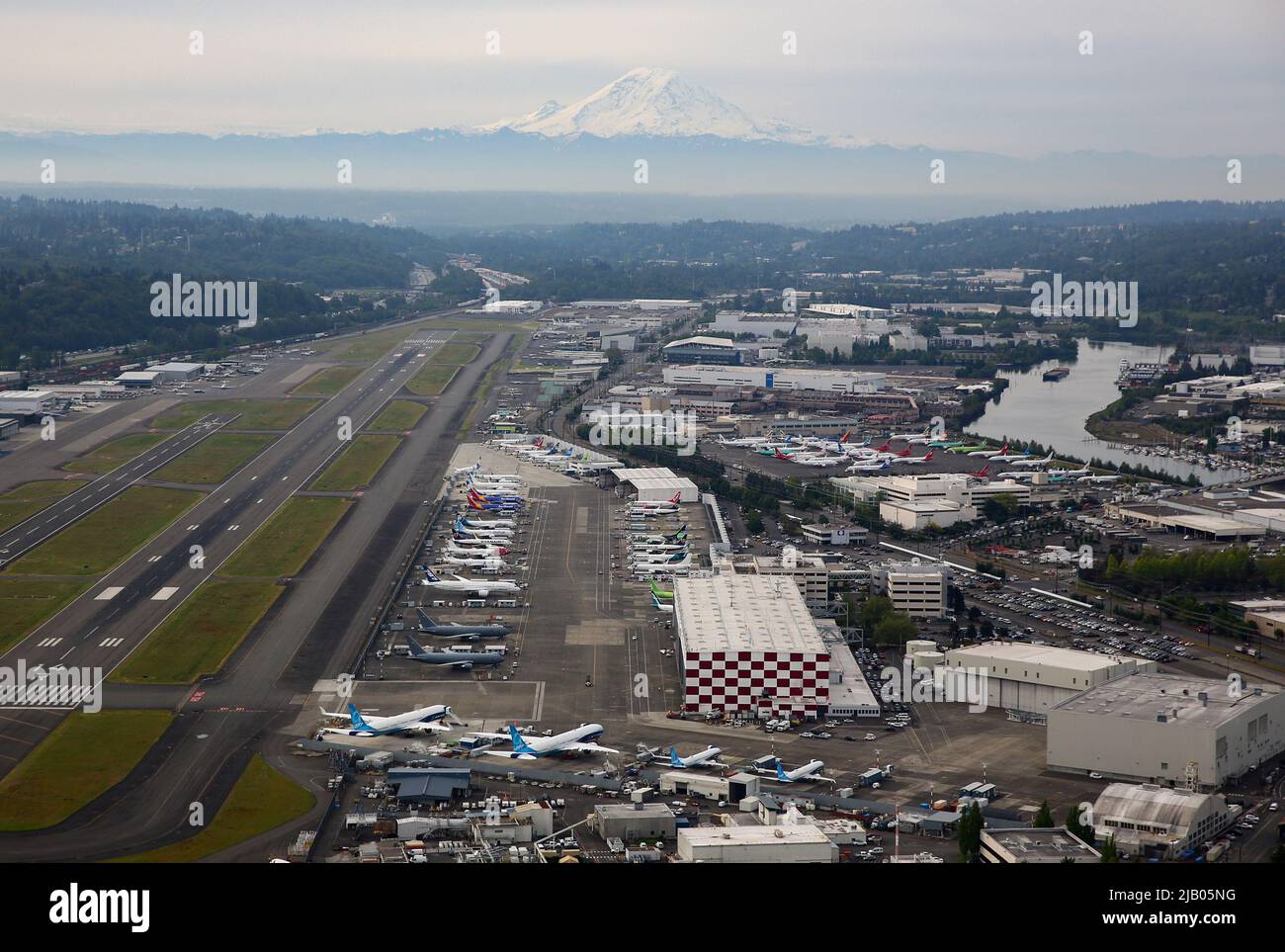 Il Monte Rainier è visto sullo sfondo in una vista aerea delle strutture Boeing e del deposito aereo al King County International Airport-Boeing Field a Seattle, Washington, U.S, 1 giugno 2022. REUTERS/Lindsey Wasson Foto Stock
