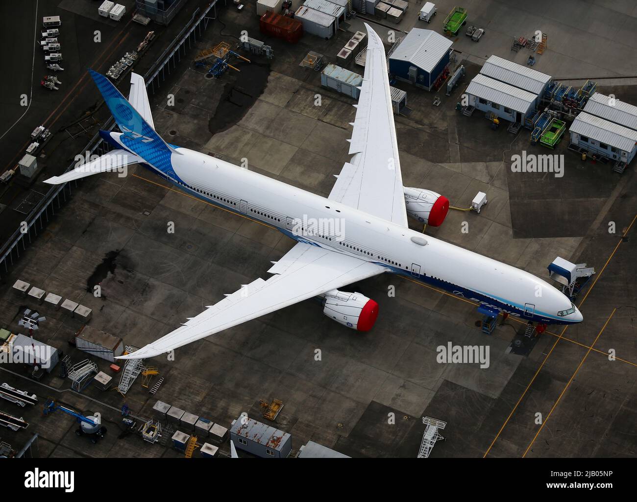 Una vista aerea di un velivolo Boeing 777X con coperture rosse del motore parcheggiato all'aeroporto internazionale di King County-campo Boeing a Seattle, Washington, U.S, 1 giugno 2022. REUTERS/Lindsey Wasson Foto Stock