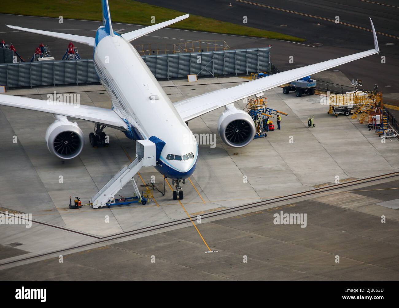 Le persone lavorano accanto all'ala di un Boeing 777X aereo parcheggiato presso il King County International Airport-Boeing Field in questa vista aerea a Seattle, Washington, U.S, 1 giugno 2022. REUTERS/Lindsey Wasson Foto Stock