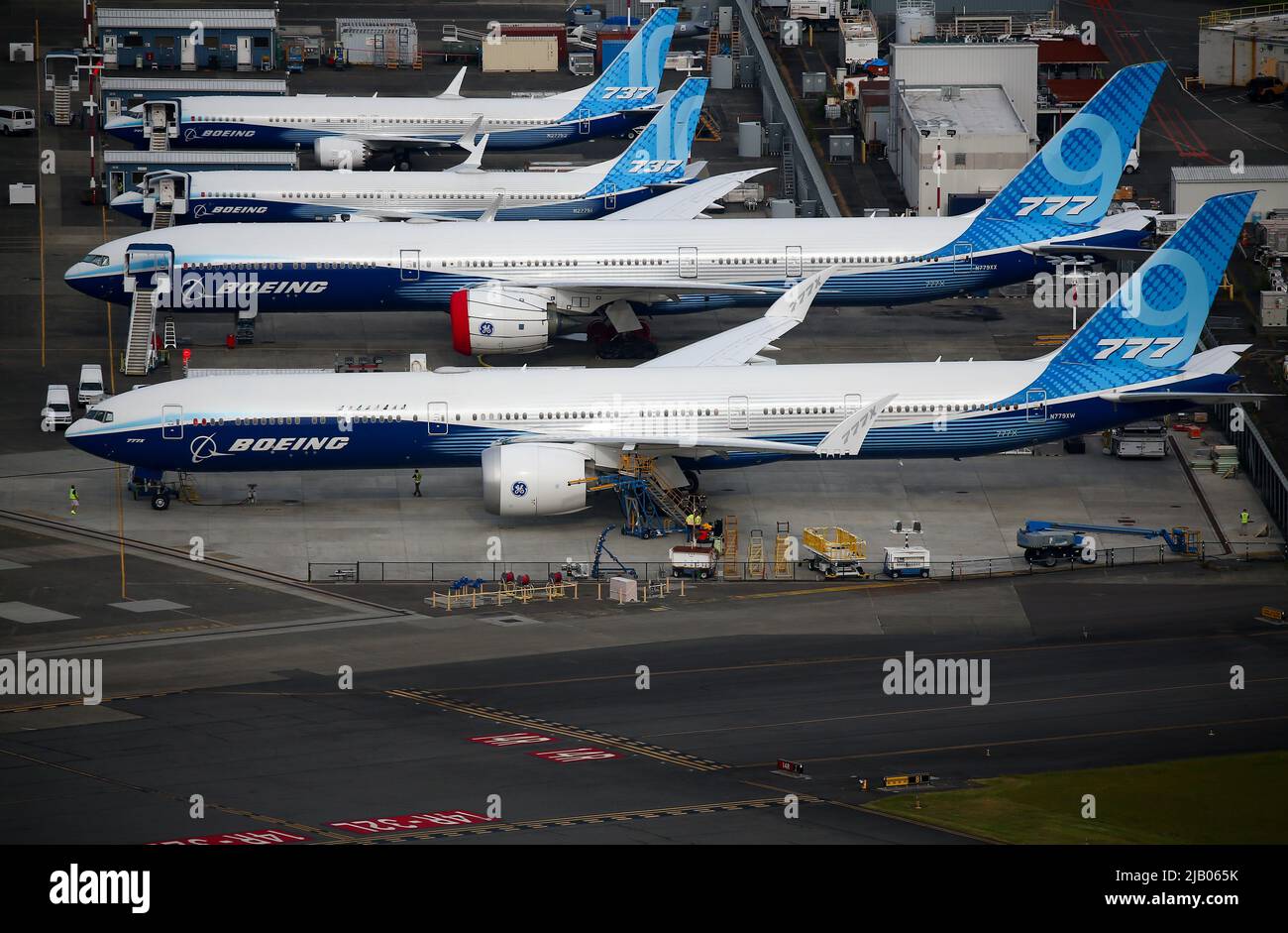 Gli aerei Boeing 777X e Boeing 737 MAX 10 sono visti parcheggiati in una vista aerea presso il King County International Airport-Boeing Field di Seattle, Washington, U.S, 1 giugno 2022. REUTERS/Lindsey Wasson Foto Stock