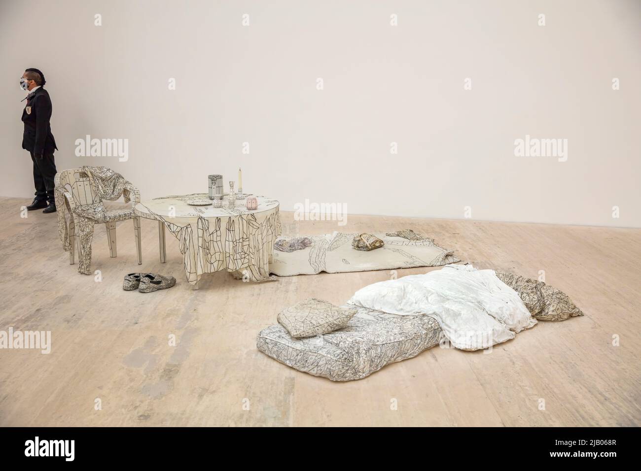 Guardia di sicurezza che indossa una maschera facciale durante le bancarelle pandemiche del Covid-19 accanto alle opere d'arte dell'artista concettuale svizzero Urs Fischer nel Jumex Museum of C. Foto Stock